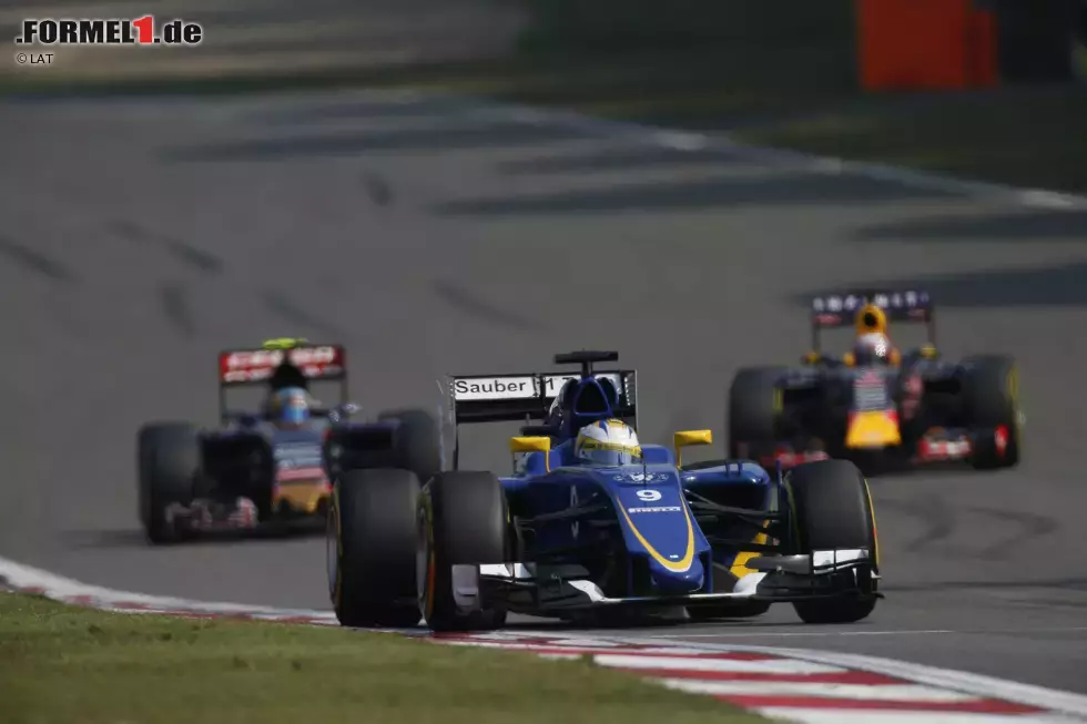 Foto zur News: Marcus Ericsson (Sauber), Carlos Sainz (Toro Rosso) und Daniel Ricciardo (Red Bull)