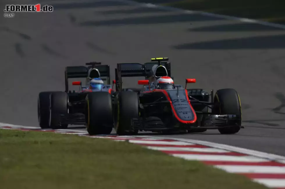 Foto zur News: Jenson Button (McLaren) und Fernando Alonso (McLaren)