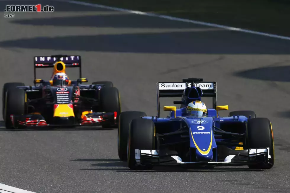 Foto zur News: Marcus Ericsson (Sauber) und Daniel Ricciardo (Red Bull)