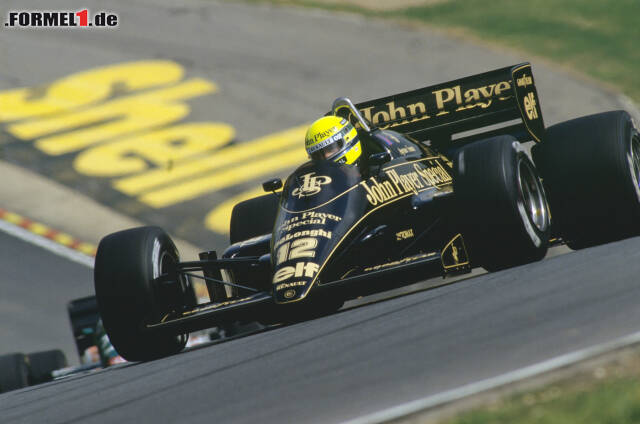 Foto zur News: Große Ehre für Martin Brundle: Er steigt in den Lotus 98T, mit dem Ayrton Senna 1986 zwei Rennen gewann.