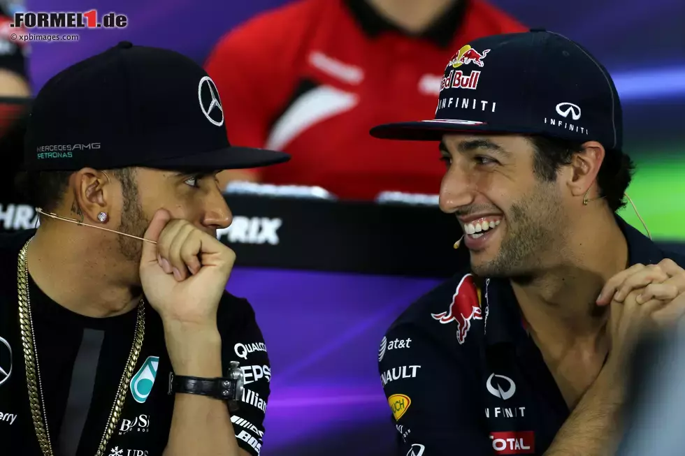 Foto zur News: Lewis Hamilton (Mercedes) und Daniel Ricciardo (Red Bull)