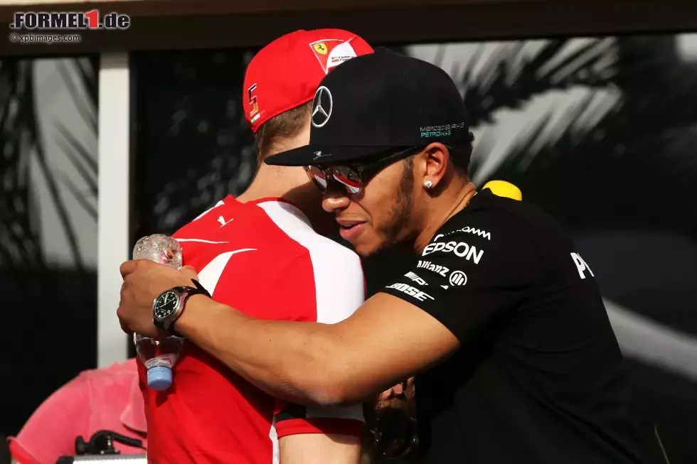 Foto zur News: Sebastian Vettel (Ferrari) und Lewis Hamilton (Mercedes)