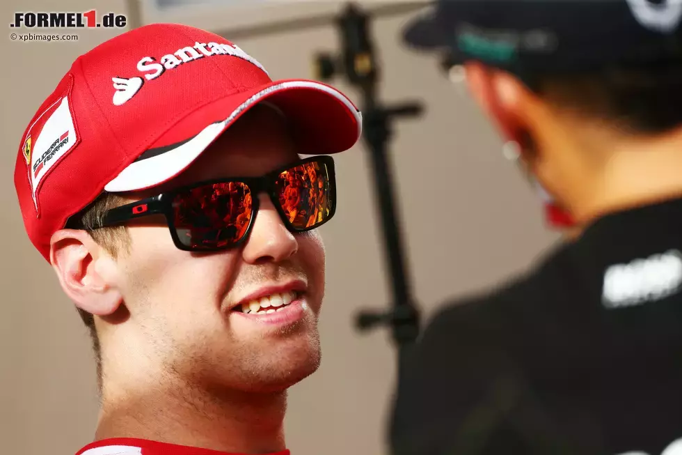 Foto zur News: Sebastian Vettel (Ferrari) und Lewis Hamilton (Mercedes)