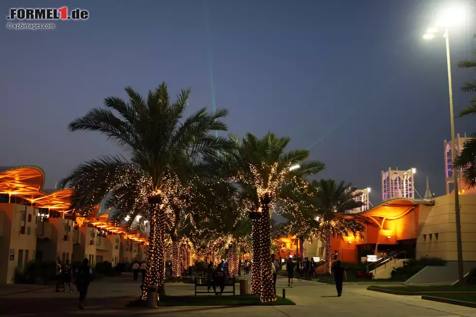 Foto zur News: Paddock in Bahrain bei Nacht