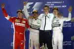 Foto zur News: Lewis Hamilton (Mercedes), Kimi Räikkönen (Ferrari) und Nico Rosberg (Mercedes)