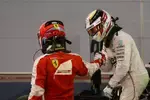 Foto zur News: Kimi Räikkönen (Ferrari) und Lewis Hamilton (Mercedes)