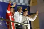 Foto zur News: Lewis Hamilton (Mercedes) und Kimi Räikkönen (Ferrari)