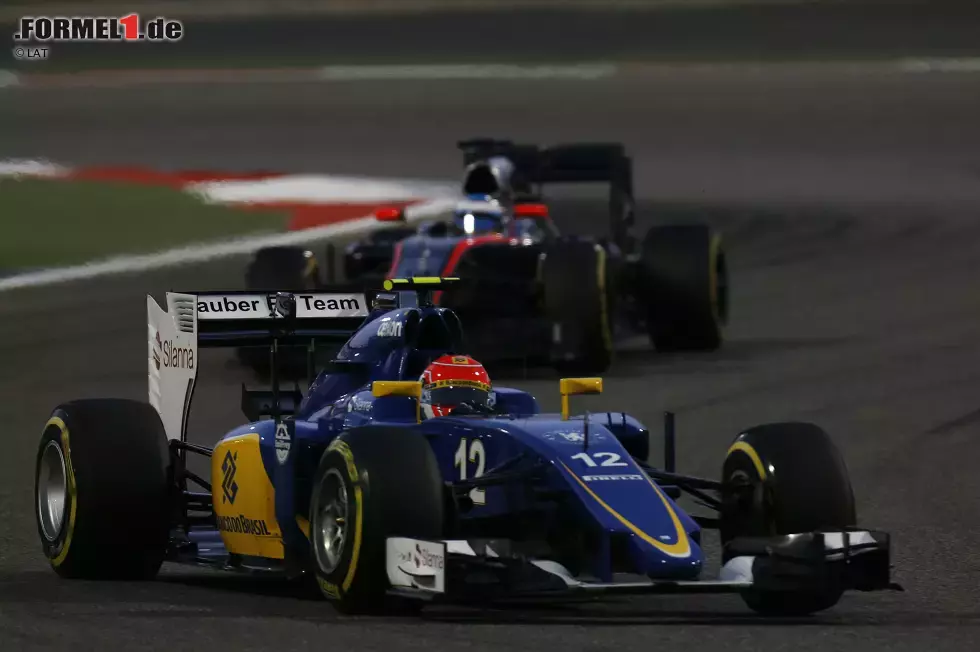 Foto zur News: Felipe Nasr (Sauber) und Fernando Alonso (McLaren)