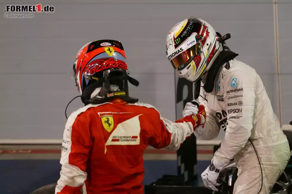 Foto zur News: Kimi Räikkönen (Ferrari) und Lewis Hamilton (Mercedes)