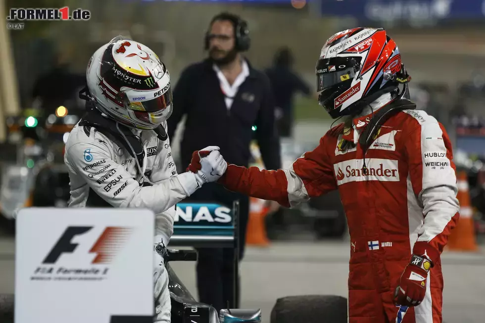 Foto zur News: Lewis Hamilton (Mercedes) und Kimi Räikkönen (Ferrari)