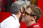 Foto zur News: Maurizio Arrivabene und Sebastian Vettel (Ferrari)