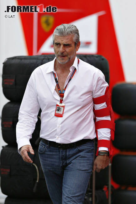 Foto zur News: Maurizio Arrivabene (Ferrari) kommt nach Armoperation mit Schiene an