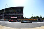 Foto zur News: Lewis Hamilton (Mercedes) und Daniil Kwjat (Red Bull)