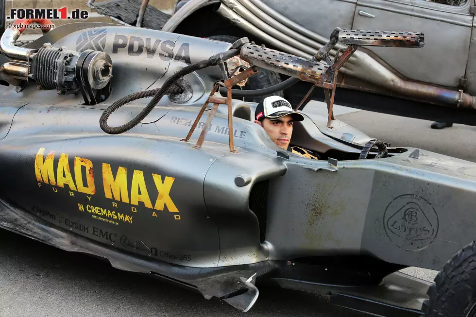 Foto zur News: Pastor Maldonado (Lotus) - und ein Formel-1-Auto im Mad-Max-Design