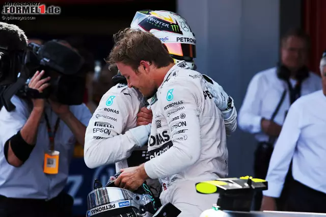 Foto zur News: Nico Rosberg und Lewis Hamilton (Mercedes AMG Petronas Formula One Team)