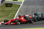 Foto zur News: Sebastian Vettel (Ferrari) und Lewis Hamilton (Mercedes)