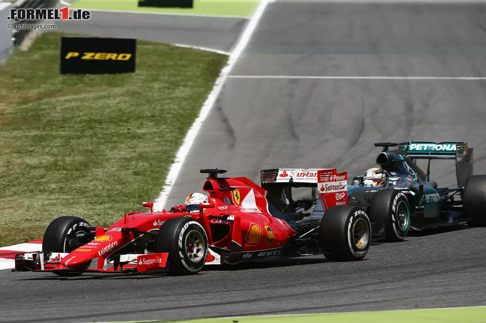 Foto zur News: Sebastian Vettel (Ferrari) und Lewis Hamilton (Mercedes)