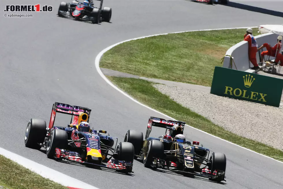 Foto zur News: Daniel Ricciardo (Red Bull) und Romain Grosjean (Lotus)