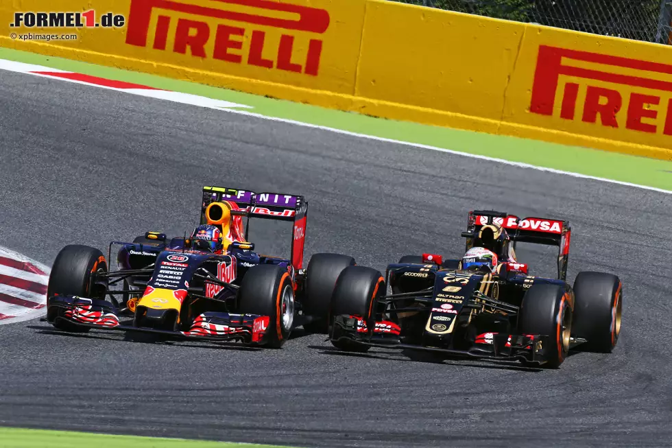 Foto zur News: Daniil Kwjat (Red Bull) und Romain Grosjean (Lotus)