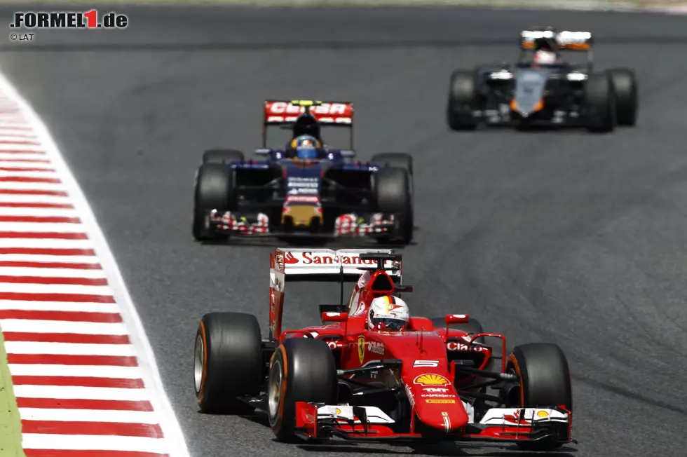 Foto zur News: Sebastian Vettel (Ferrari) und Carlos Sainz (Toro Rosso)