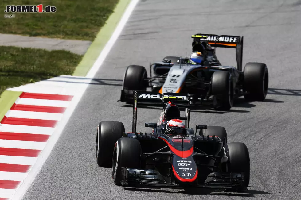 Foto zur News: Jenson Button (McLaren) und Sergio Perez (Force India)