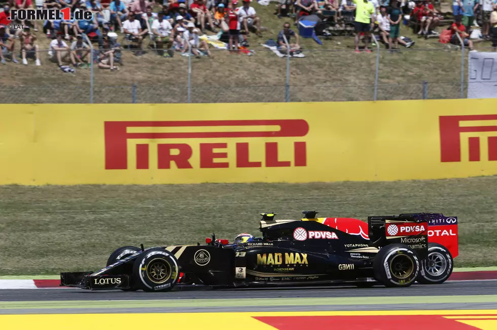 Foto zur News: Pastor Maldonado (Lotus) und Daniel Ricciardo (Red Bull)