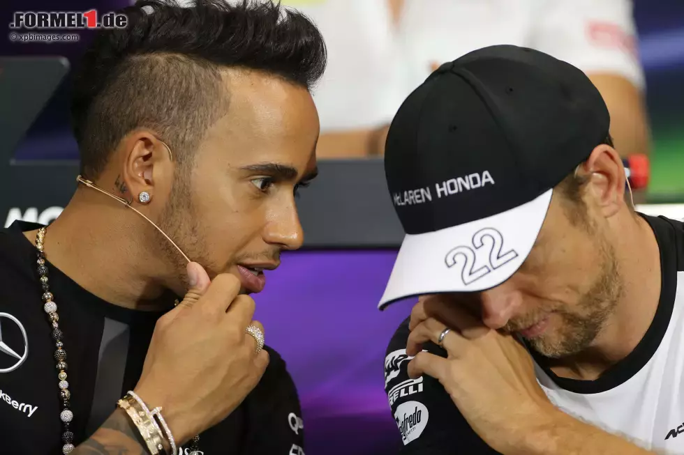 Foto zur News: Lewis Hamilton (Mercedes) und Jenson Button (McLaren)