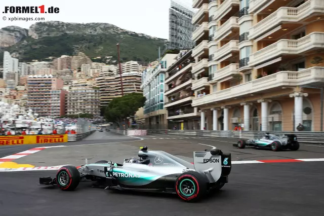 Foto zur News: Nico Rosberg Lewis Hamilton (Mercedes AMG Petronas Formula One Team)