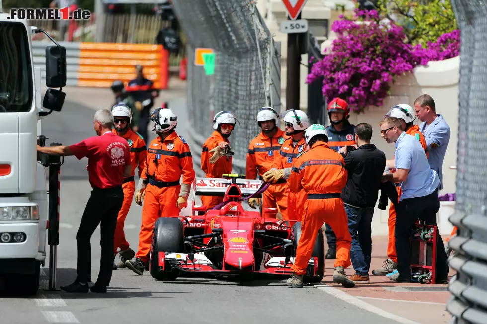 Foto zur News: Kimi Räikkönen erwischte keinen guten Tag. Am Vormittag crashte er in die Streckenbegrenzung, am Nachmittag touchierte er ebenfalls eine Leitplanke - Rang sechs mit 1,329 Sekunden Rückstand