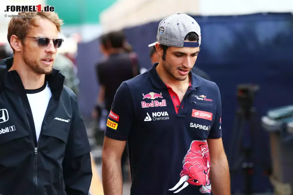 Foto zur News: Jenson Button (McLaren) und Carlos Sainz (Toro Rosso)