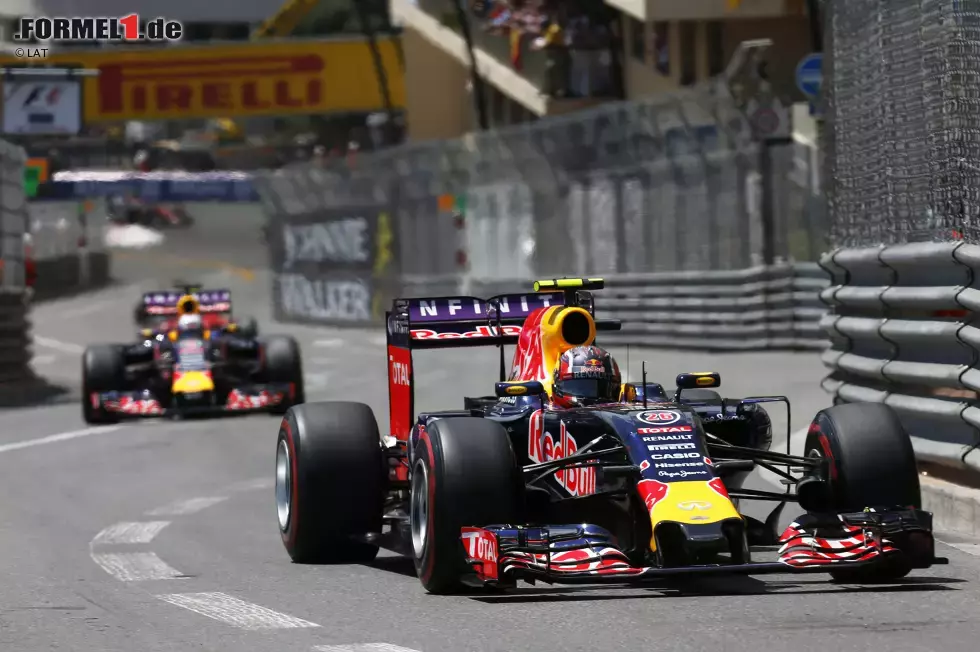 Foto zur News: Daniil Kwjat (Red Bull) und Daniel Ricciardo (Red Bull)