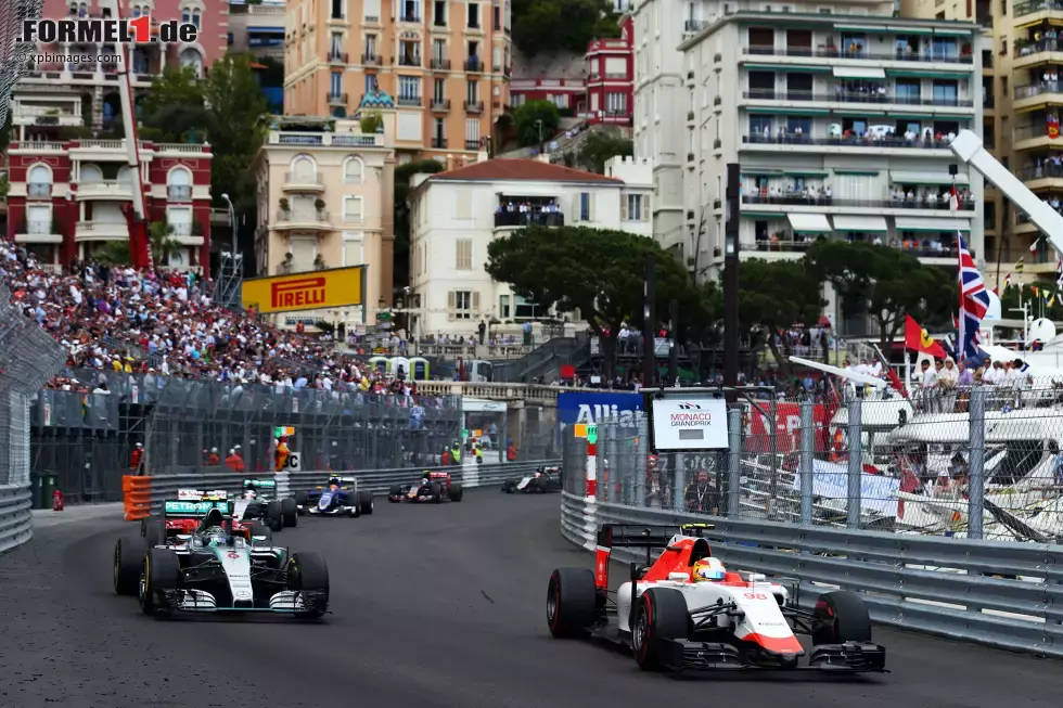 Foto zur News: Roberto Merhi (Manor-Marussia) und Nico Rosberg (Mercedes)