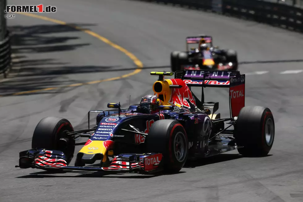 Foto zur News: Daniil Kwjat (Red Bull) und Daniel Ricciardo (Red Bull)