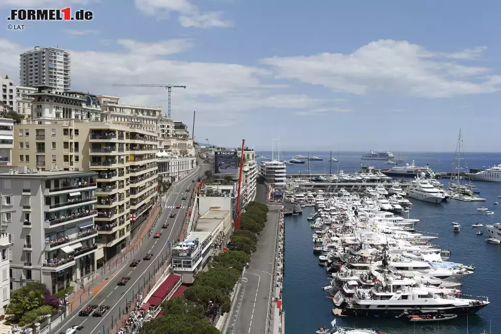 Foto zur News: Jenson Button (McLaren), Nico Hülkenberg (Force India) und Valtteri Bottas (Williams)