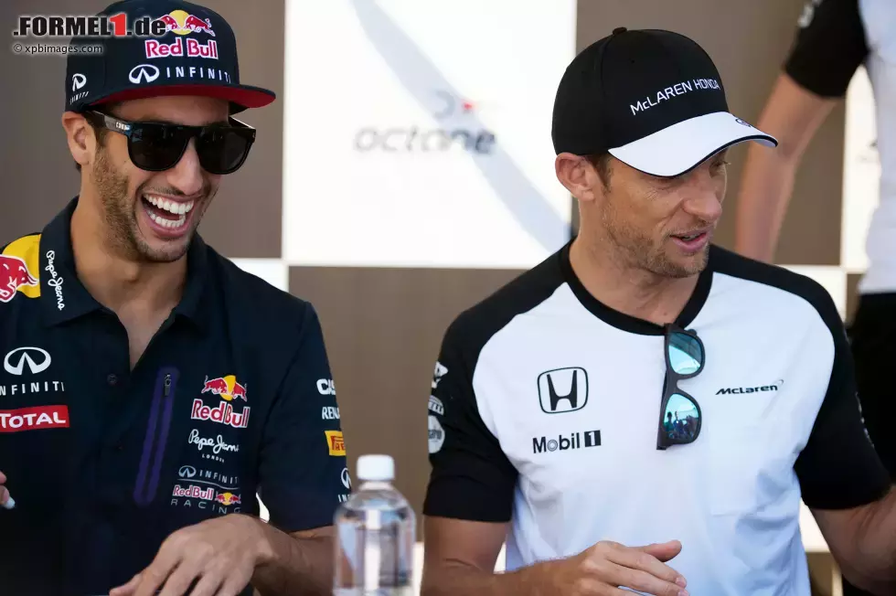 Foto zur News: Daniel Ricciardo (Red Bull) und Jenson Button (McLaren)