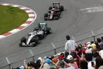 Foto zur News: Lewis Hamilton (Mercedes) und Jenson Button (McLaren)