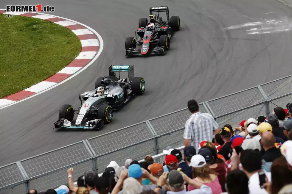 Foto zur News: Lewis Hamilton (Mercedes) und Jenson Button (McLaren)