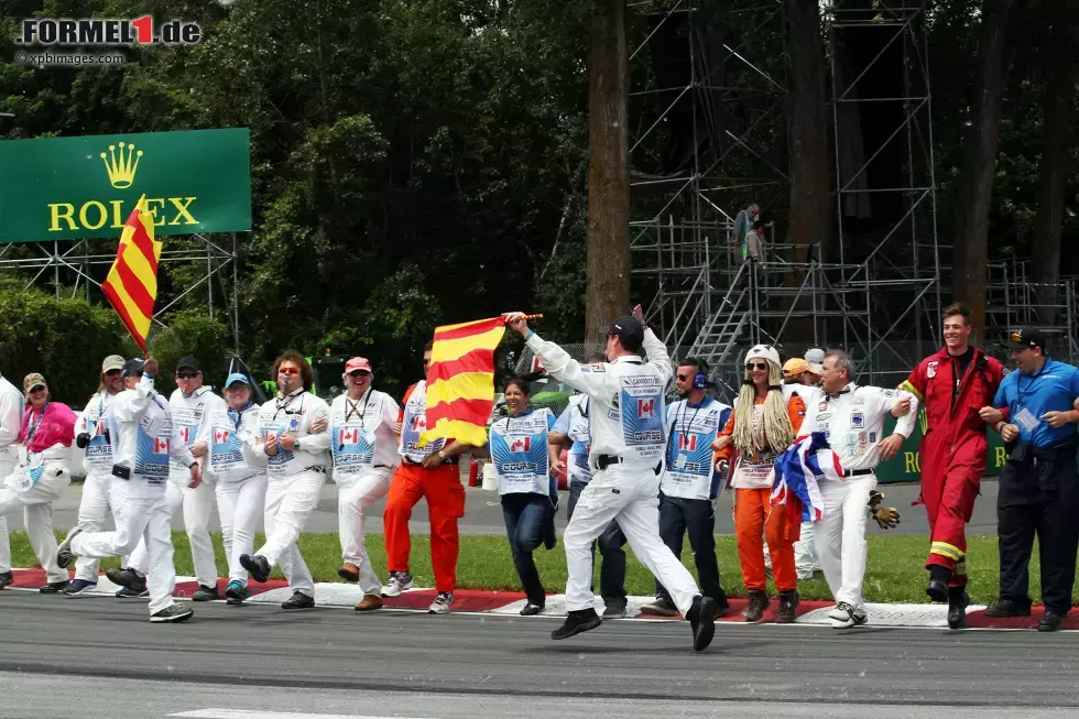 Foto zur News: Choreographie während der Parade-Lap der Fahrer