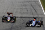 Foto zur News: Felipe Nasr (Sauber) und Max Verstappen (Toro Rosso)