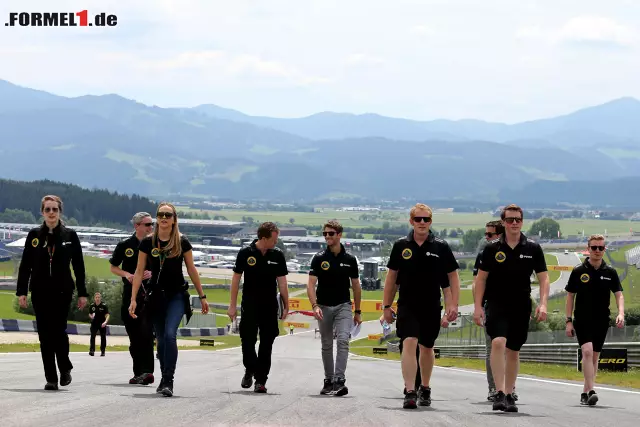 Foto zur News: Romain Grosjean - hier bei der Streckenbegehung am Donnerstag - kam mit 0,667 Sekunden Abstand auf Position sieben vor...