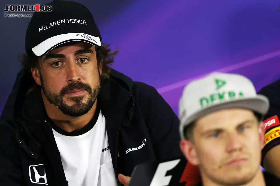 Foto zur News: Fernando Alonso (McLaren) und Nico Hülkenberg (Force India)