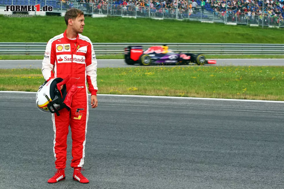 Foto zur News: Sebastian Vettel (Ferrari) und Daniel Ricciardo (Red Bull)