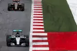 Foto zur News: Nico Rosberg (Mercedes) und Romain Grosjean (Lotus)