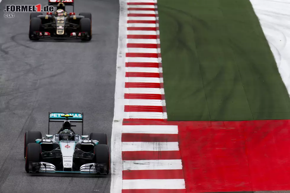 Foto zur News: Nico Rosberg (Mercedes) und Romain Grosjean (Lotus)