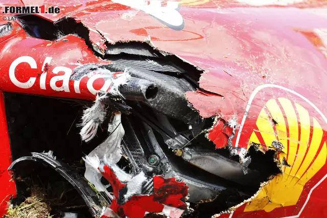 Foto zur News: Die zerstörten Autos von Kimi Räikkönen (Ferrari) und Fernando Alonso (McLaren)