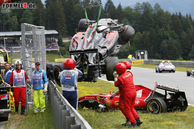 Foto zur News: Die zerstörten Autos von Kimi Räikkönen (Ferrari) und Fernando Alonso (McLaren)