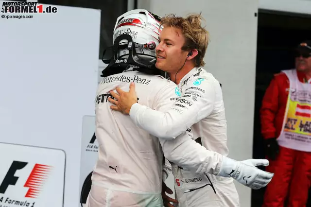 Foto zur News: Nico Rosberg mit Lewis Hamilton (Mercedes AMG Petronas Formula One Team)