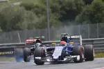 Foto zur News: Felipe Nasr (Sauber) und Carlos Sainz (Toro Rosso)