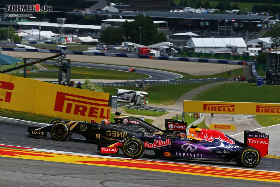 Foto zur News: Romain Grosjean (Lotus) und Daniil Kwjat (Red Bull)