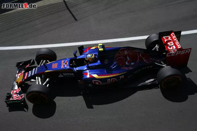 Foto zur News: ...Carlos Sainz (Scuderia Toro Rosso), der es als Neunter mit 1,711 Sekunden Rückstand ebenso in die Top 10 schaffte wie...